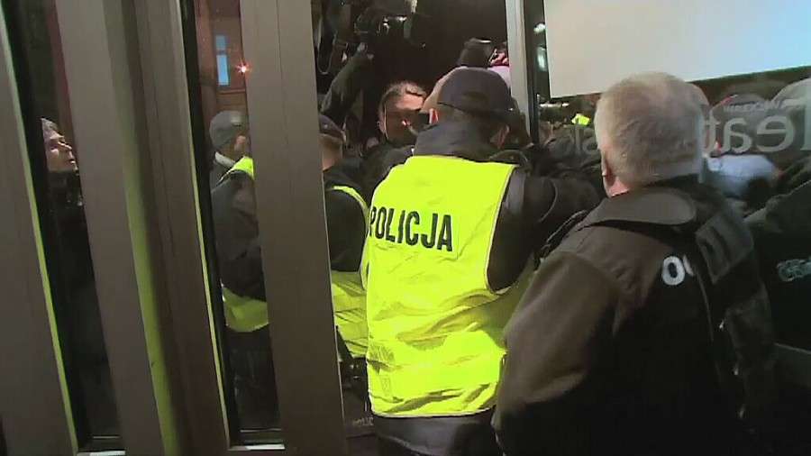 Przepychanki po teatrem ....i owacja na stojąco po premierze spektaklu 