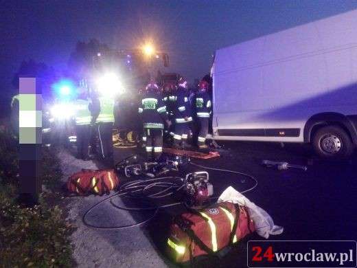 Czołowe zderzenie busa z  kombajnem rolniczym. Kierowca auta w ciężkim stanie.