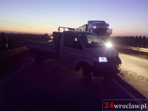 Spowodował wypadek i uciekł....ale zgubił tablicę rejestracyjną