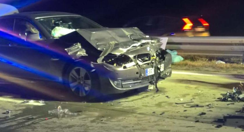 BMW wjechało w tył półciężarówki na A4. Autostrada zablokowana.