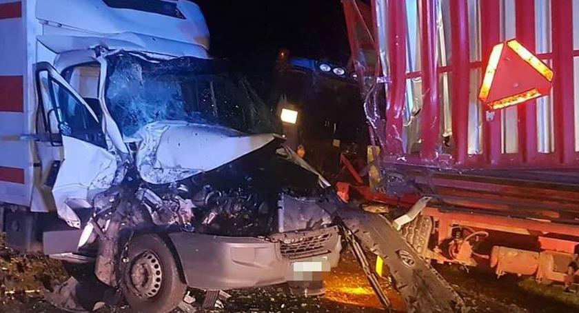 Groźny wypadek na trasie Wrocław - Strzelin. Zmiażdżona kabina ciężarówki