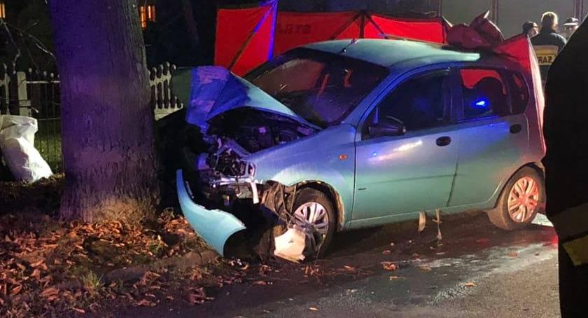 W Bierutowie auto uderzyło w drzewo. Zginęła pasażerka.