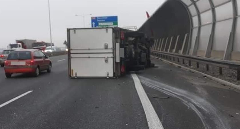 Zderzenie dwóch ciężarówek na AOW. Jedna z nich leży na boku
