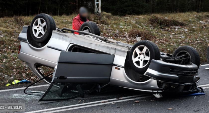 W Bardzie dachowało BMW