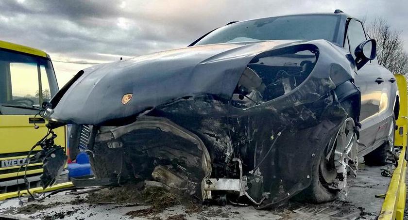 Rozbił porsche o betonowy przepust