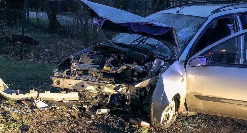 Młody kierowca rozbił się na drzewie. Jest w stanie krytycznym