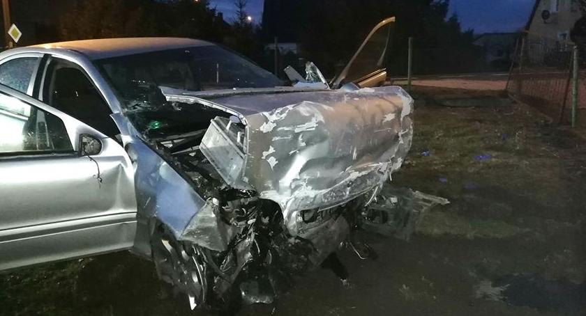 Samochód uderzył w budynek. Kierowca zginął.