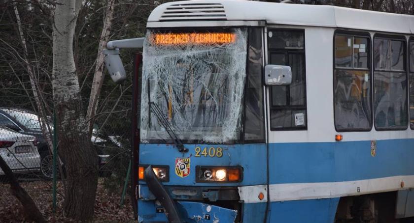 Bus wjechał pod tramwaj. Motorniczy w szpitalu.