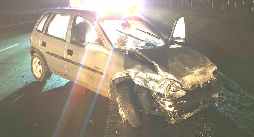 Wpadł w poślizg uderzył w bariery i inne auto