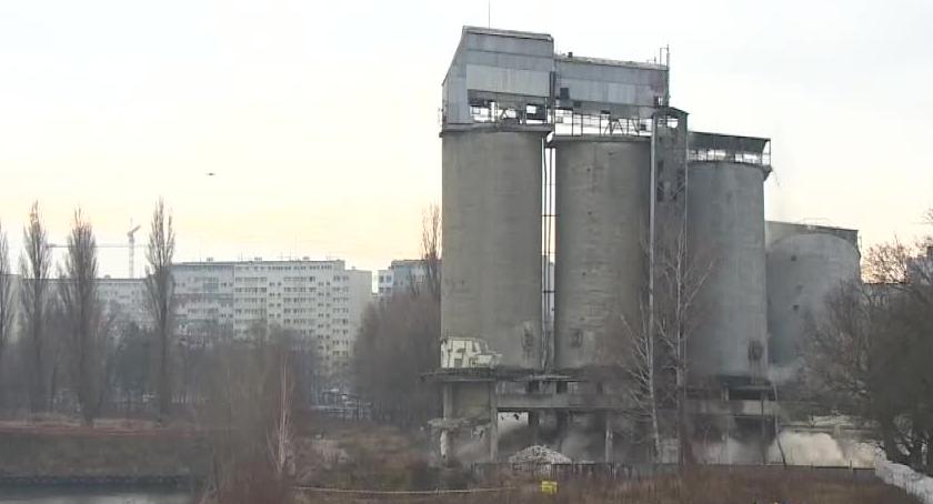Widowiskowe wyburzenie czterech silosów we Wrocławiu. Najwyższy miał 38 metrów