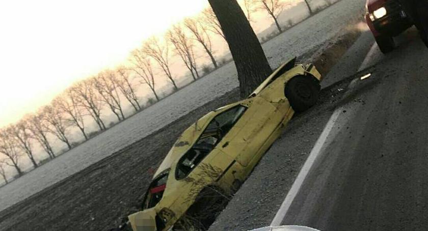 Wpadł w poślizg i dachował
