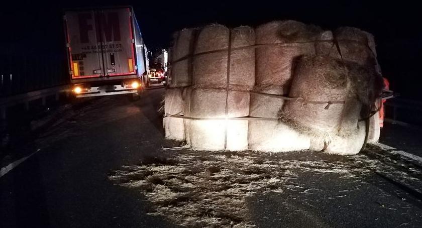 Wywrócona przyczepa z sianem na trasie S8