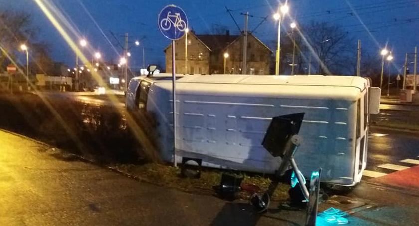 Bus przewrócił się na skrzyżowaniu