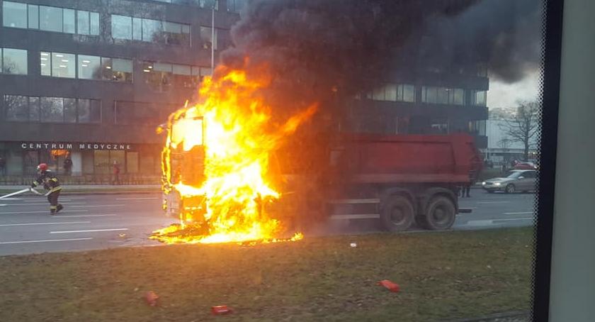 Na Lotniczej spłonęła ciężarówka. Włącz Zello