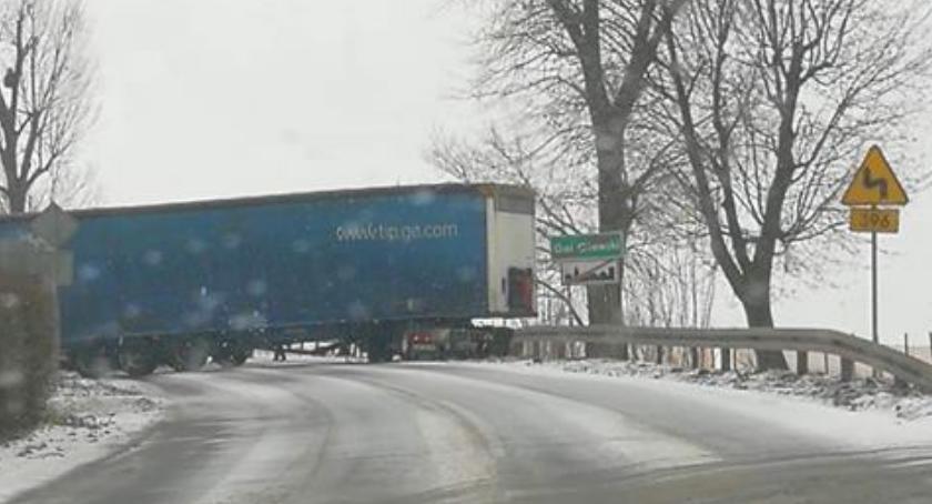 Tir zablokował drogę. Włącz Zello