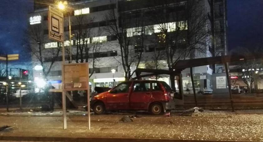 Staranował przystanek przy Magnolii