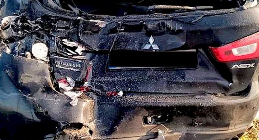 Autobus najechał na osobówkę. Jedna osoba w szpitalu