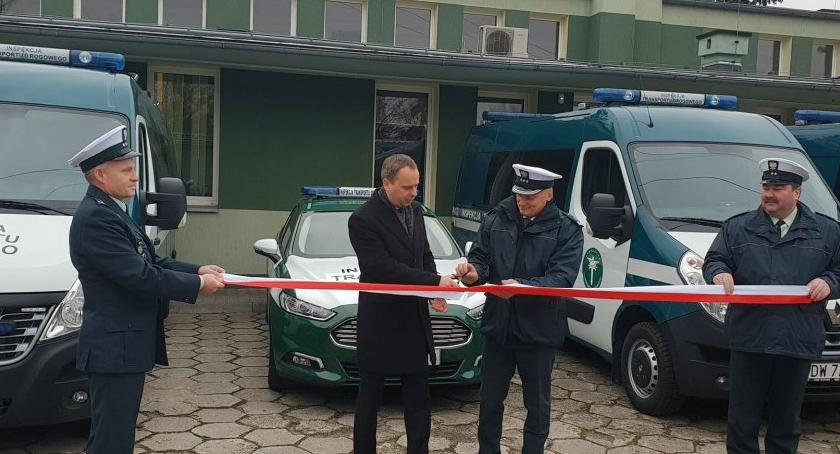 Wojewoda przekazał kolejne samochody Wojewódzkiej Inspekcji Transportu Drogowego we Wrocławiu