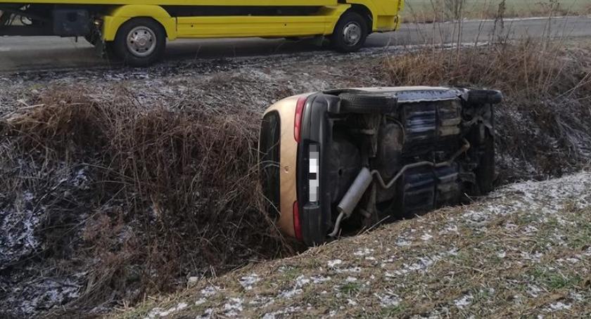 Auto leżało w rowie przez dwa miesiące
