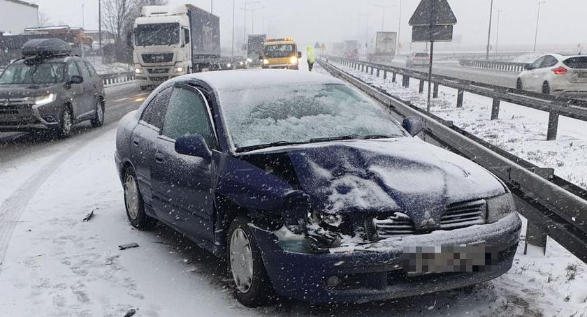 Ślisko na autostradzie. Kolizja w okolicach Kostomłotów