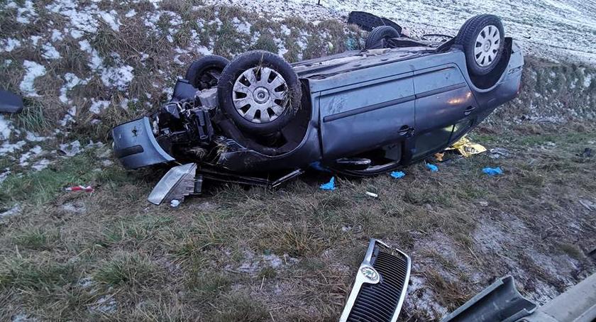 Skoda wypadła z drogi i dachowała w polu. Włącz Zello.