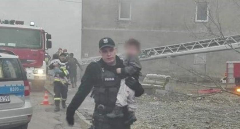 Policjanci i strażacy ratowali życie ludzkie podczas pożaru budynku