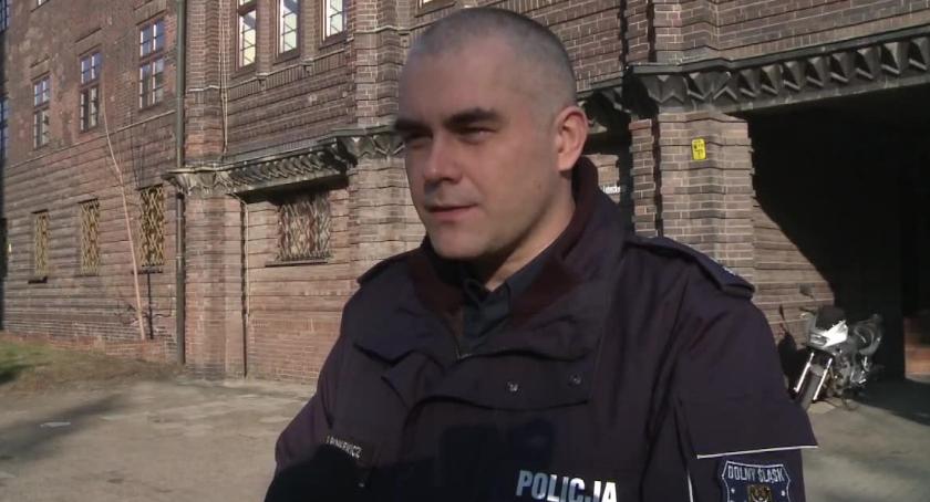 Błąkała się po mieście bez ciepłej odzieży i w kapciach