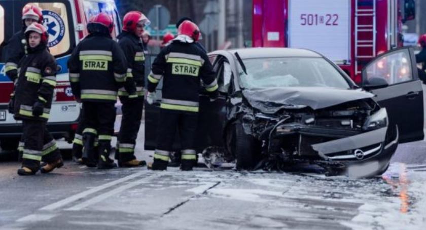 Nietrzeźwy kierowca Citroena zderzył się z policyjnym radiowozem