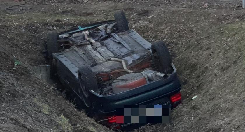 Dwa auta w rowie na autostradzie A4