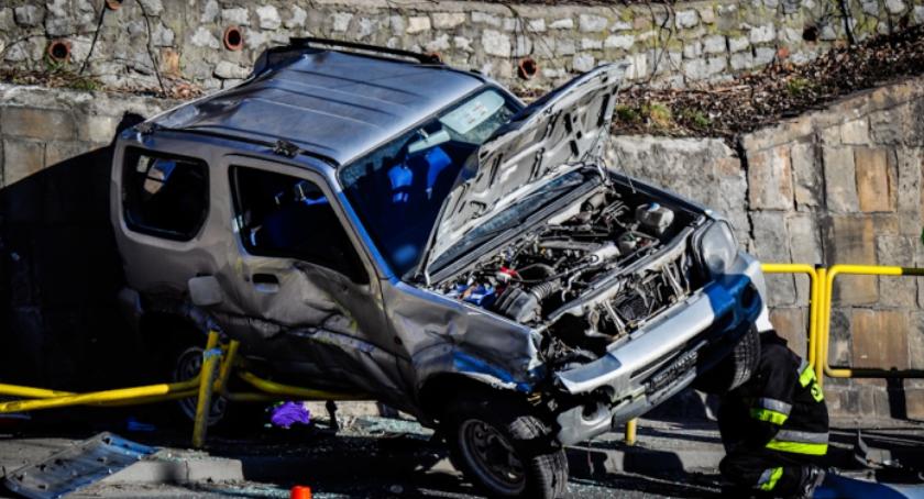 Auto terenowe na barierkach