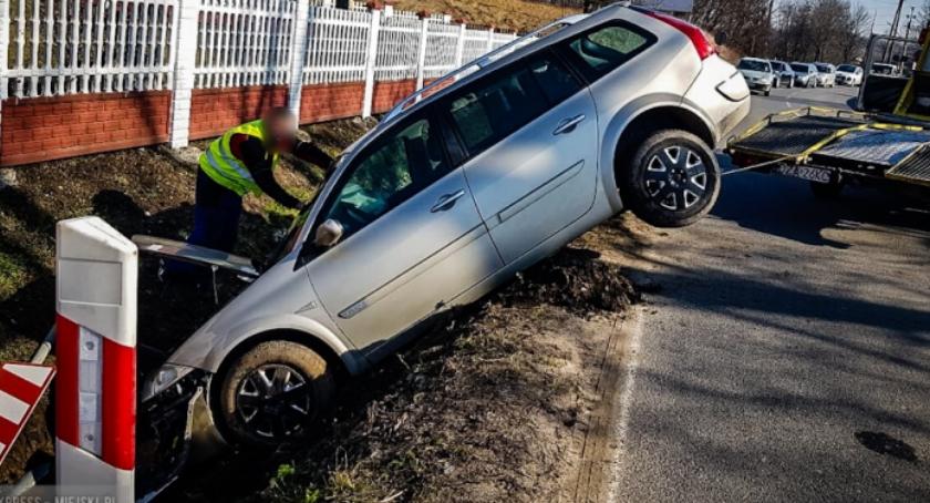 Renault wypadł z drogi i stanął niemal pionowo