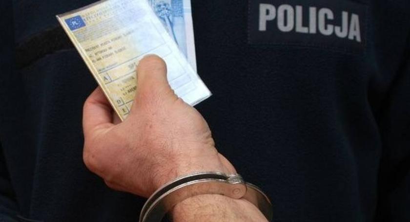 Obiecał policjantom swój samochód w zamian za odstąpienie od zatrzymania