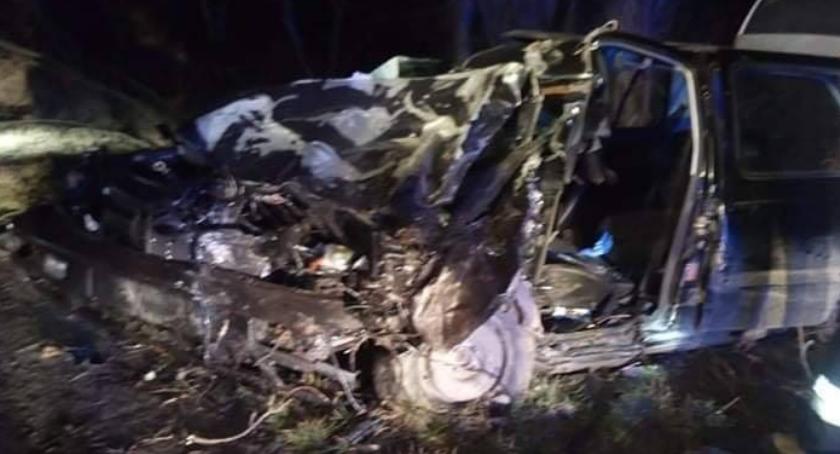 Kierowca uwięziony w samochodzie rozbitym na drzewie