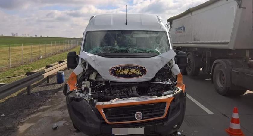 Utrudnienia na autostradzie. Bus zderzył się z ciężarówką