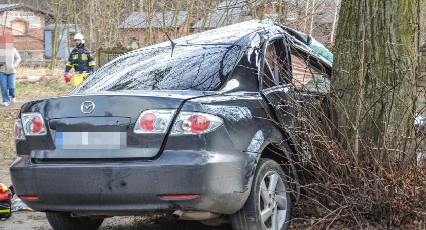 Mazda uderzyła w drzewo