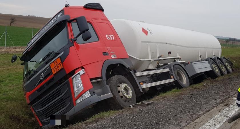 Cysterna w rowie na autostradzie A4