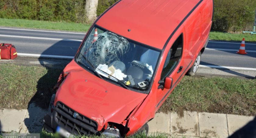 Fiat w rowie na krajowej ósemce