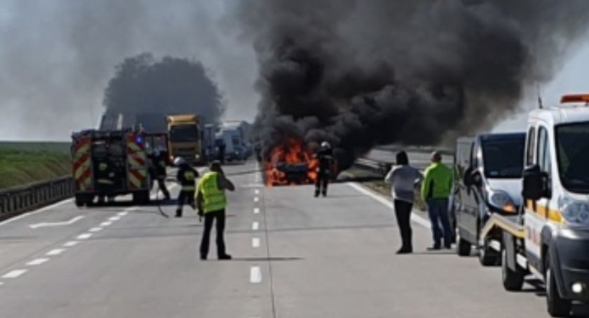 Na autostradzie A4 po zderzeniu z busem spłonął samochód osobowy
