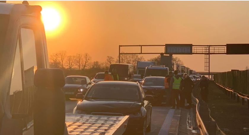 Zderzenie trzech samochodów na autostradzie A4