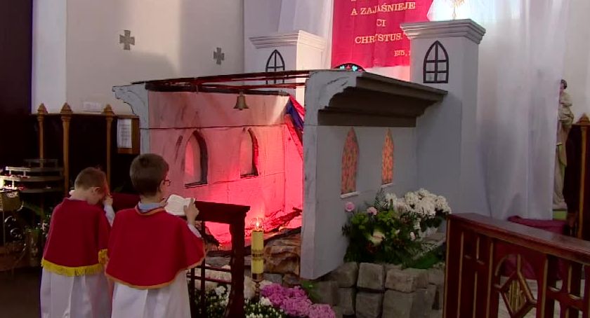 Grób pański nawiązujący do spalonej katedry Notre Dame we wrocławskim kościele