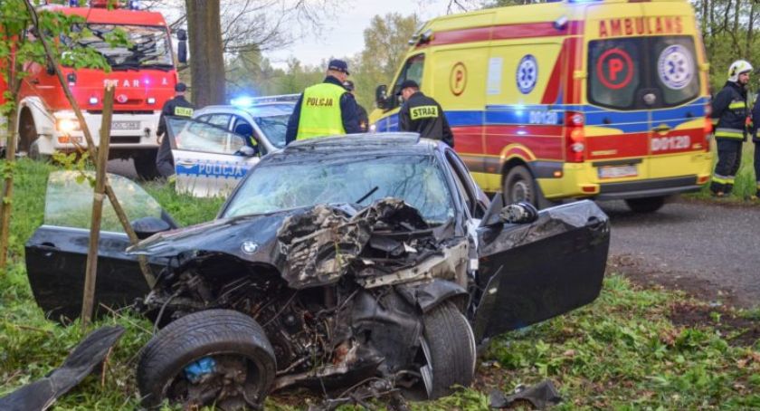 Rozpędzone BMW uderzyło w drzewo