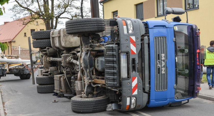 W centrum Twardogóry przewróciła się ciężarówka