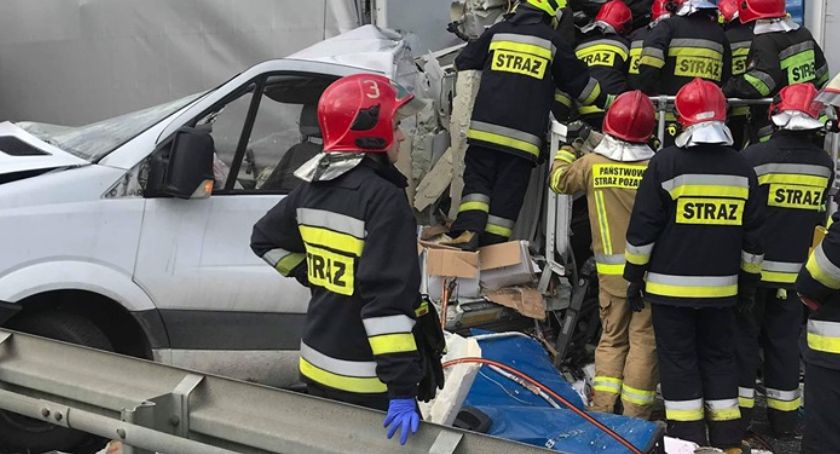 Karambol na autostradzie A4 - zderzyły się trzy ciężarówki i bus