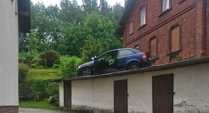 Uciekając przed policją ....wjechał na dach budynku