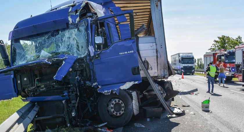 Dwie ciężarówki zderzyły się ze sobą aby nie staranować autobusu pełnego dzieci