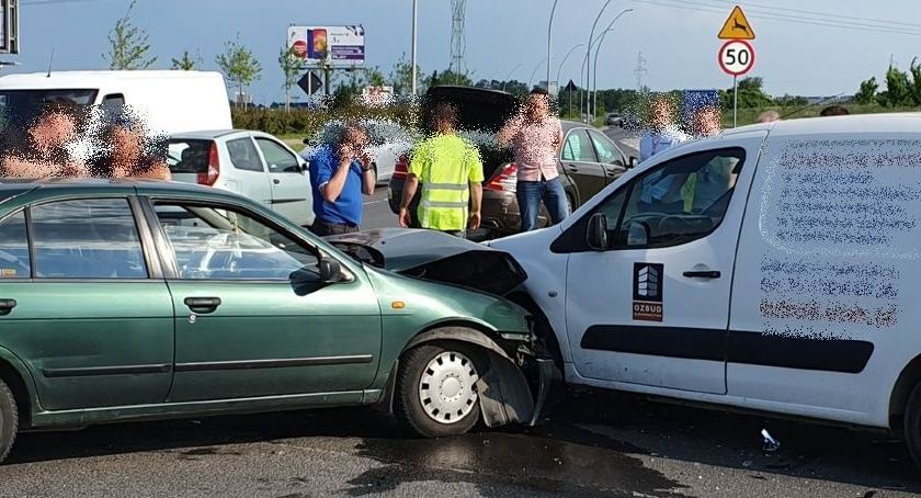 Zderzenie trzech samochodów na skrzyżowaniu Zabrodzkiej i Kwiatkowskiego
