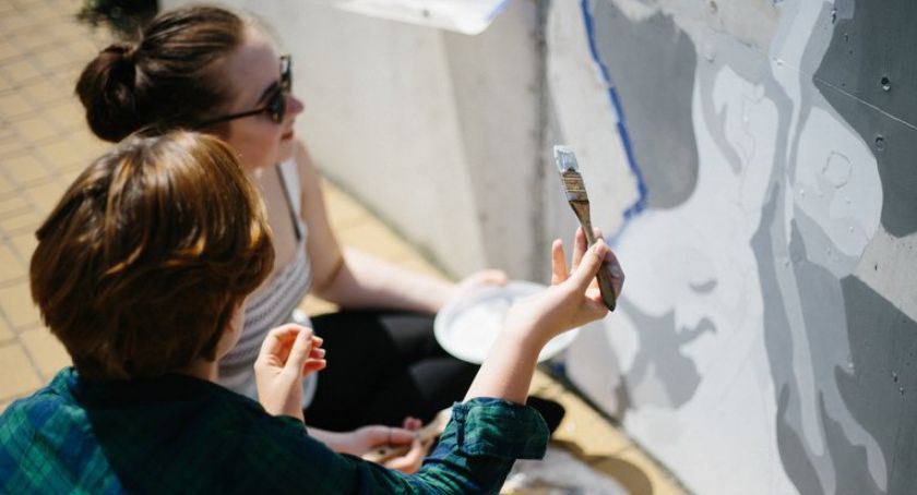 Nowy mural na Jagodnie. Upamiętni wybitnego muzyka i upiększy przestrzeń osiedla