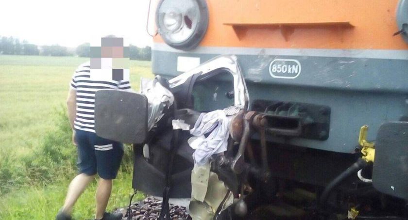 Samochód wjechał pod pociąg. Nie żyje 5 osób.
