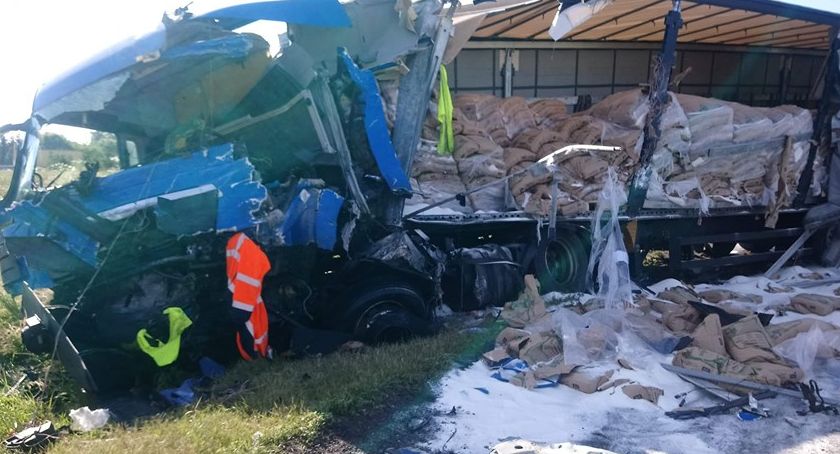 Zderzenie dwóch ciężarówek i busa
