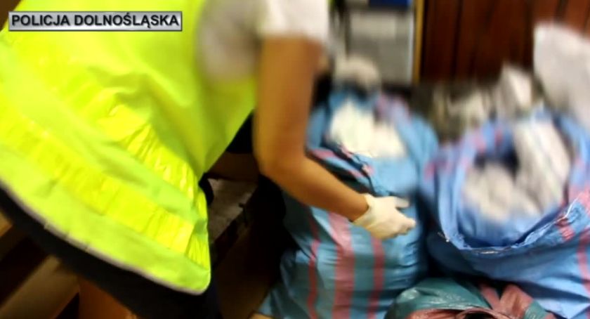 Zatrzymanie za nielegalny tytoń i papierosy we Wrocławiu. Skarb Państwa mógł stracić ćwierć miliona zł